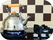 Teewasser kochen Wasserkocher oder Mikrowelle